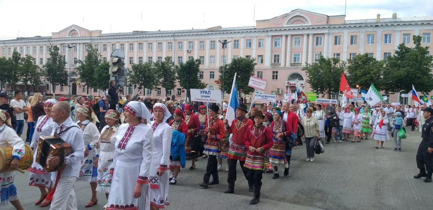 Национальный праздник «Пеледыш пайрем» («Праздник цветов»). 
