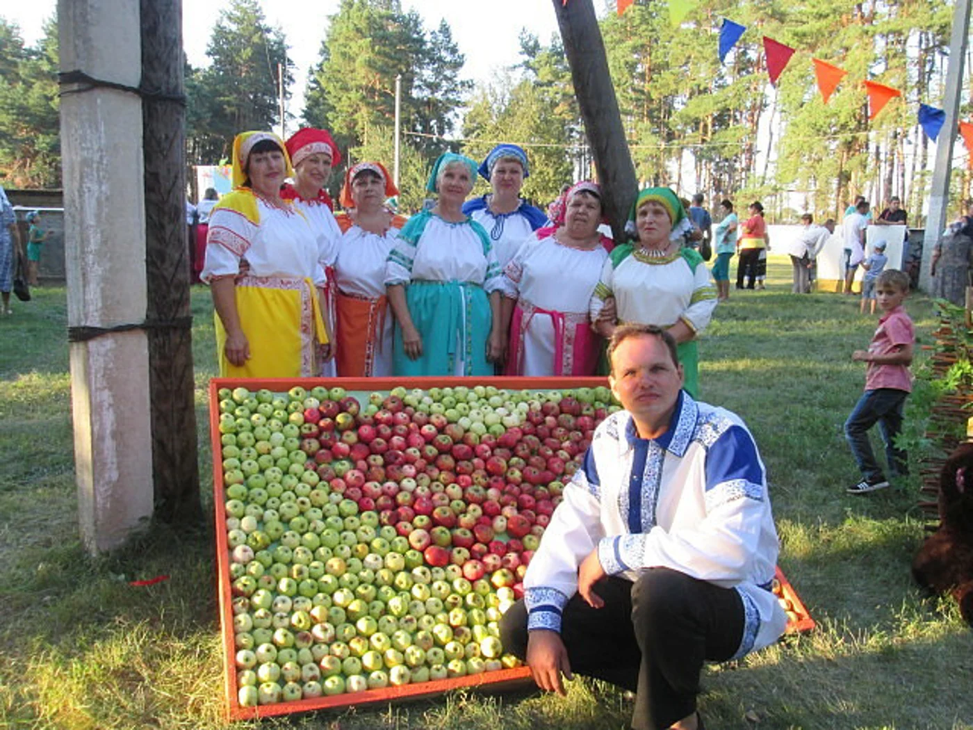 Праздник – ярмарка  « Медово-Яблочный Спас всем медку и яблок припас» 