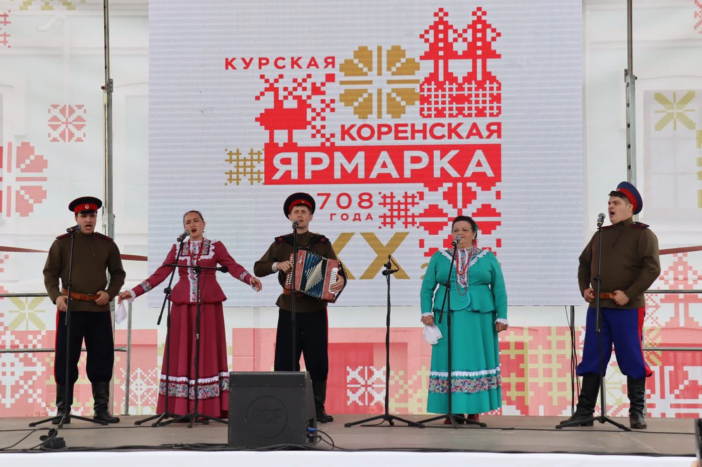 Традиционное выступление народных и казачьих коллективов на ярмарке