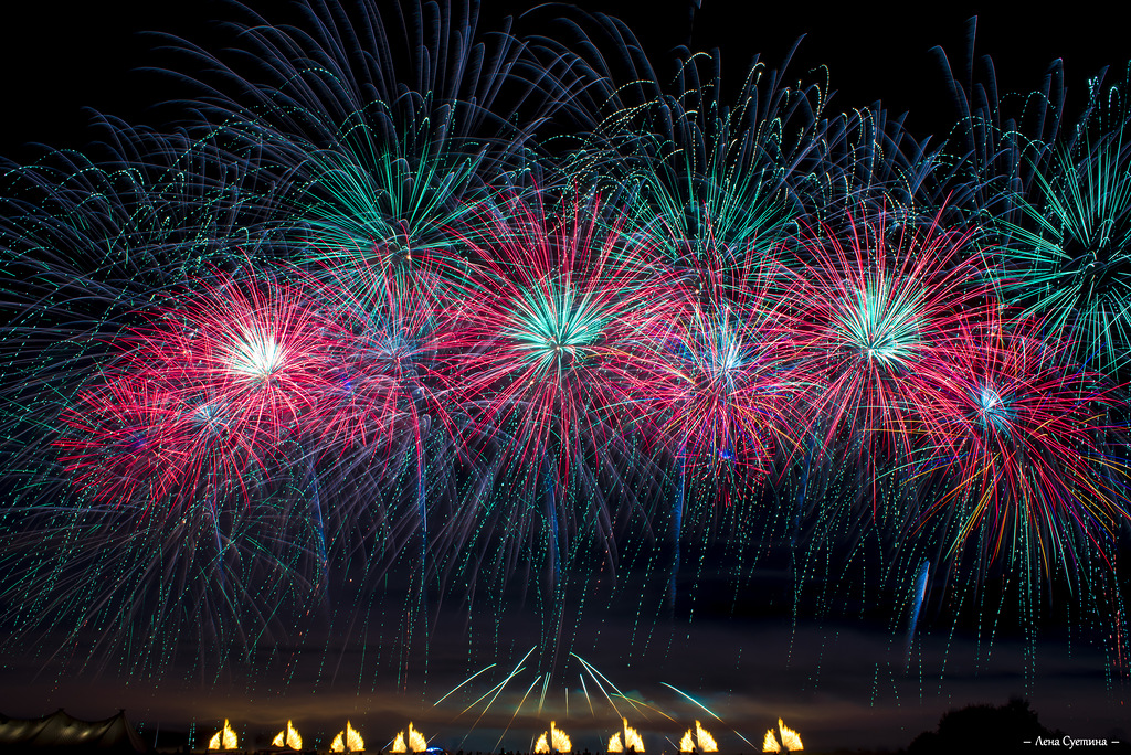 Более 10 000 человек посетило фестиваль фейерверков 'Звездопад'