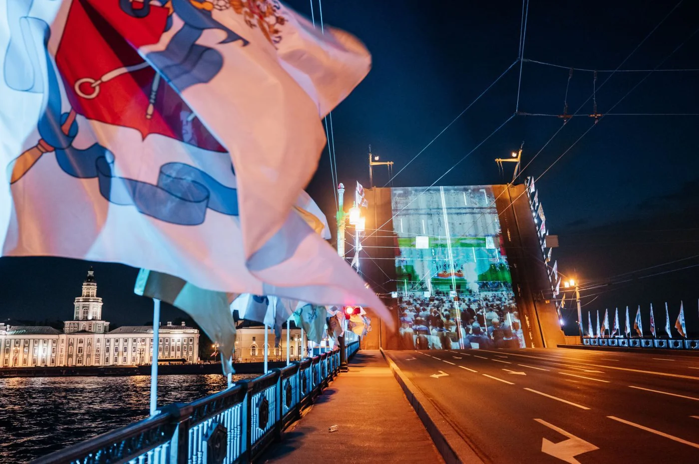 https://visit-petersburg.ru/event/zvukovoe-shou-poyushchie-mosty-2026/