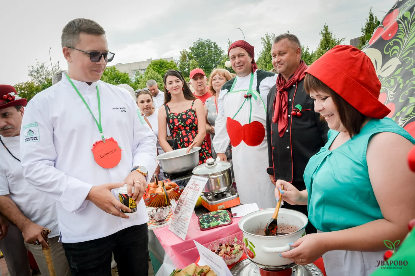 Фестиваль "Вишневарово" в Уварово. Конкурс "Бабушкино вишнёвое варенье" оценивает шеф-повар Александр Югра.